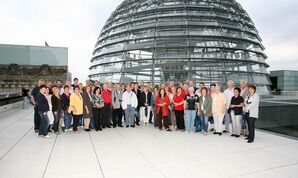 Die Besuchergruppe auf der Reichstagskuppel