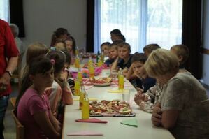 Die Kinder mit ihren Betreuern und Dolmetschern
